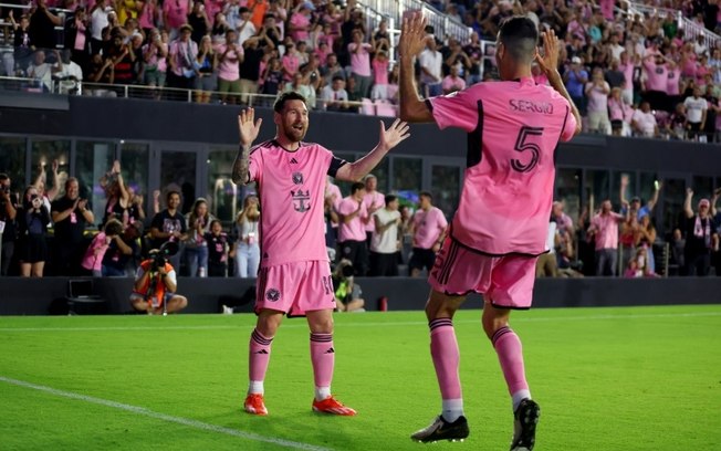 O espanhol Sergio Busquets (à direita) comemora com o astro argentino Lionel Messi seu primeiro gol pelo Inter Miami.