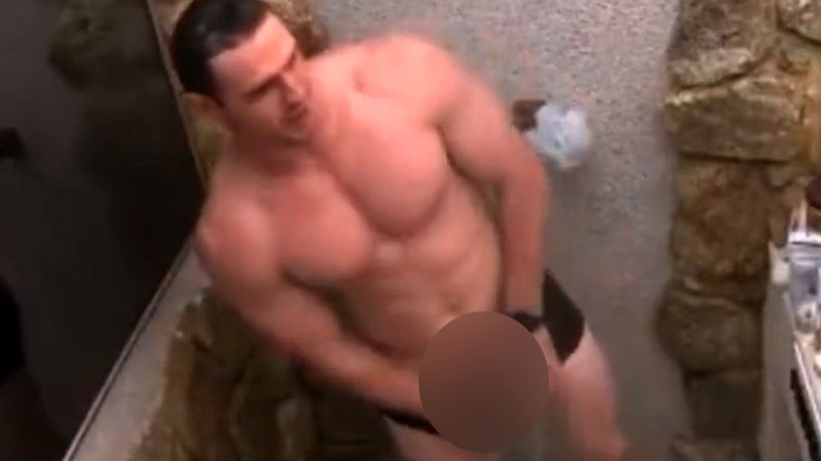 As câmeras flagraram as intimidades de Gustavo durante o banho