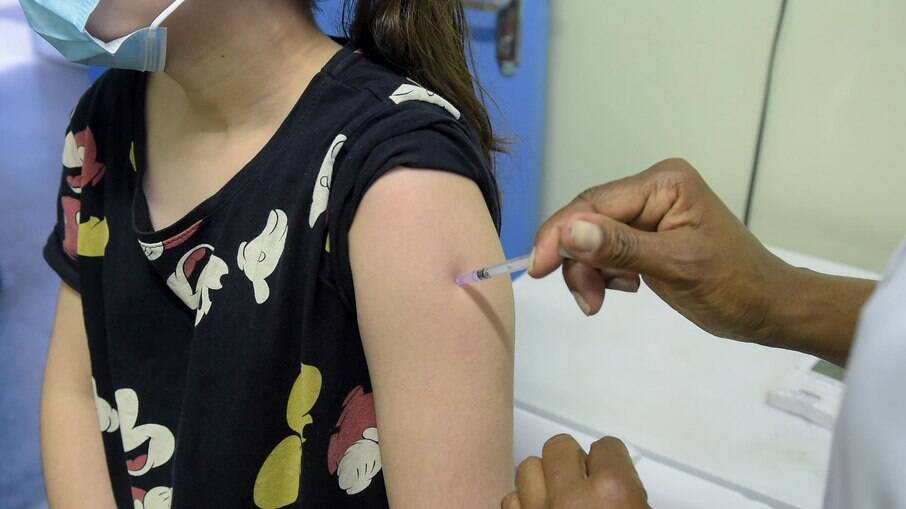 Vacina da Coronavac tem intervalo de 21 dias, enquanto a da Pfizer tem intervalo de 56 dias.