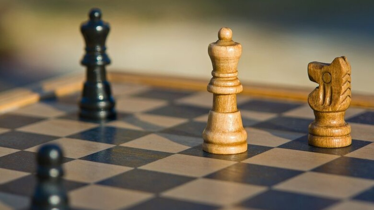 Federação internacional de Xadrez proíbe homens biológicos competindo contra  mulheres