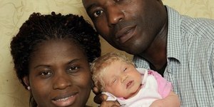 Bebê loira nascida de pais nigerianos intriga cientistas