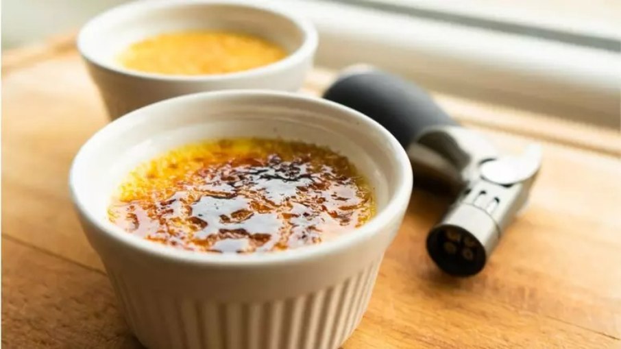 Veja como preparar curau brûlée para sofisticar seu menu junino