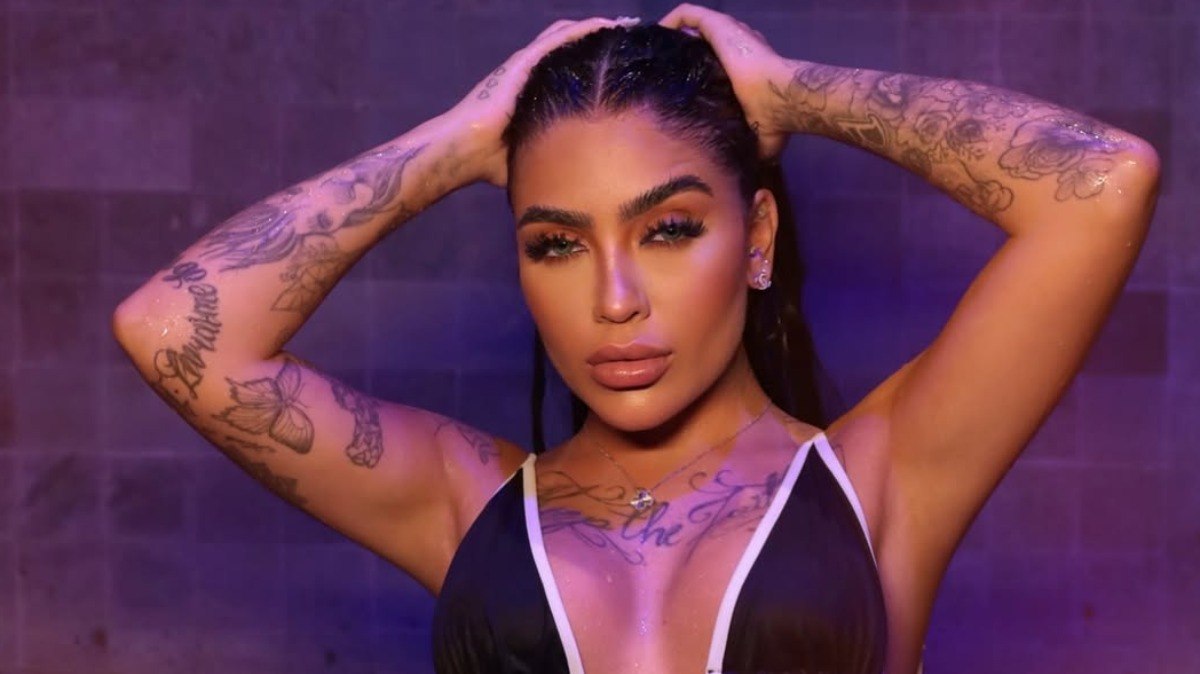 MC Mirella posa de biquíni