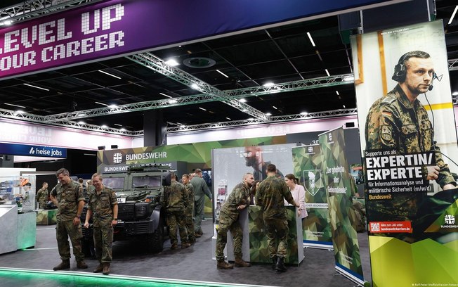 Bundeswehr se apresenta durante feira de games, em Colônia Bundeswehr se apresenta durante feira de games, em Colônia