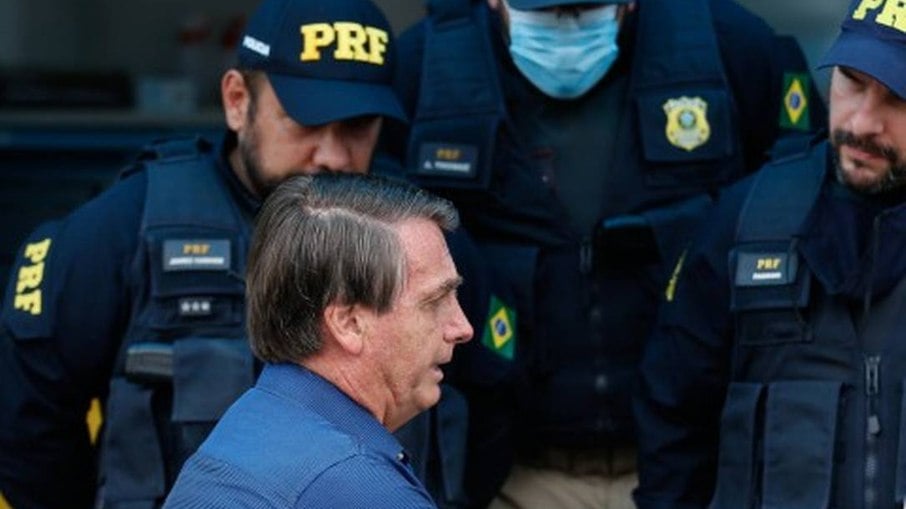 Bolsonaro diz que reajuste para servidores da PF e PRF foi suspenso porque greve das demais categorias iria ‘parar o Brasil’