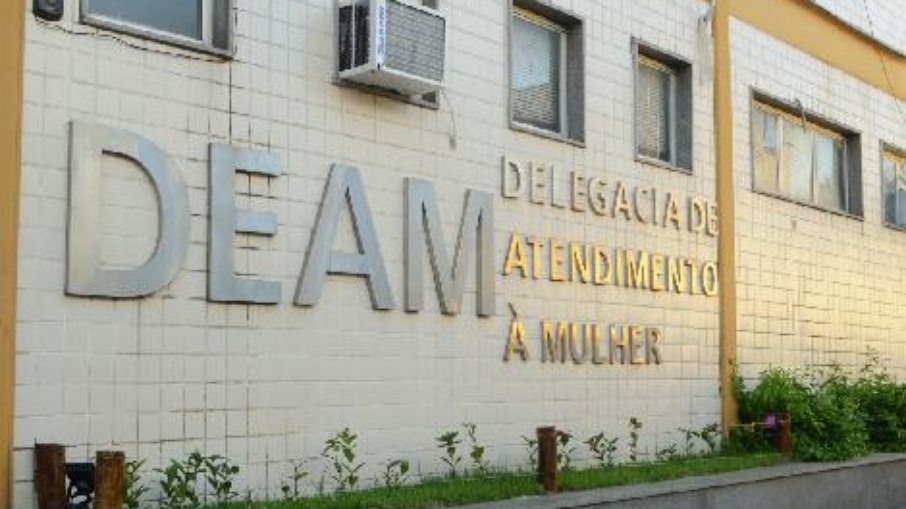 Fachada da Delegacia de Atendimento à Mulher no Rio de Janeiro 