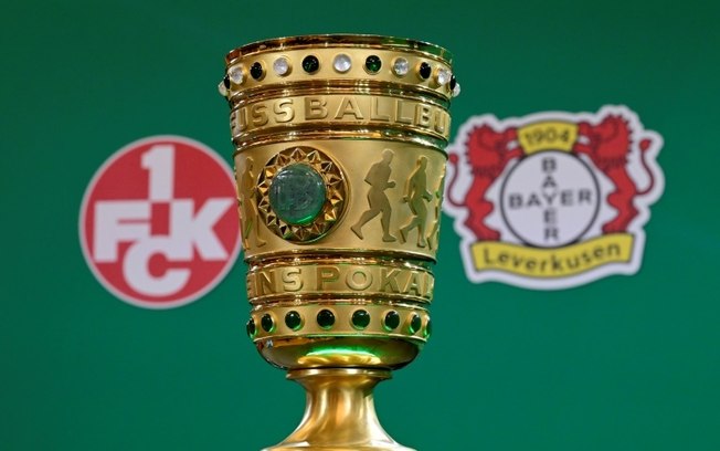 O troféu da Copa da Alemanha acompanhado pelos escudos do Kaiserlautern (esq.) e Bayer Leverkusen (dir.), protagonistas da final em Berlim em 13 de maio