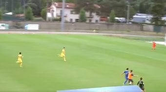 Técnico de clube italiano invade campo e para jogada adversária