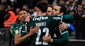 Palmeiras vence Corinthians e segue na liderança do Brasileiro
