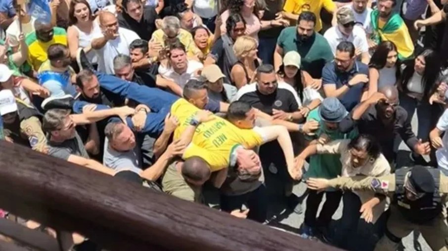 Cena da facada, em 2022, em Juiz de Fora (MG)