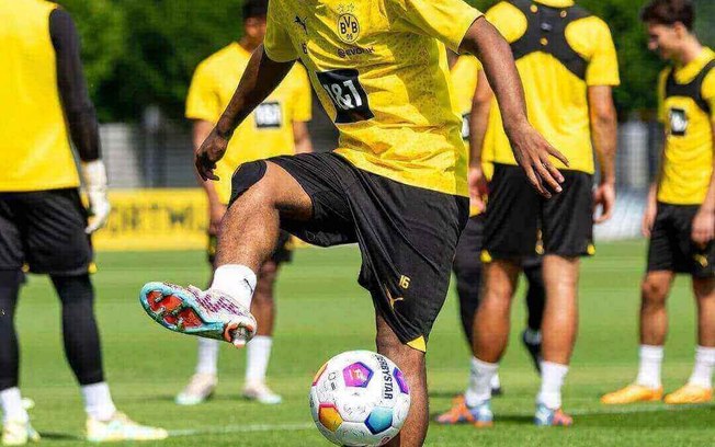 Julien Duranville durante treinamento do Borussia Dortmund - Foto: Reprodução/Instagram
