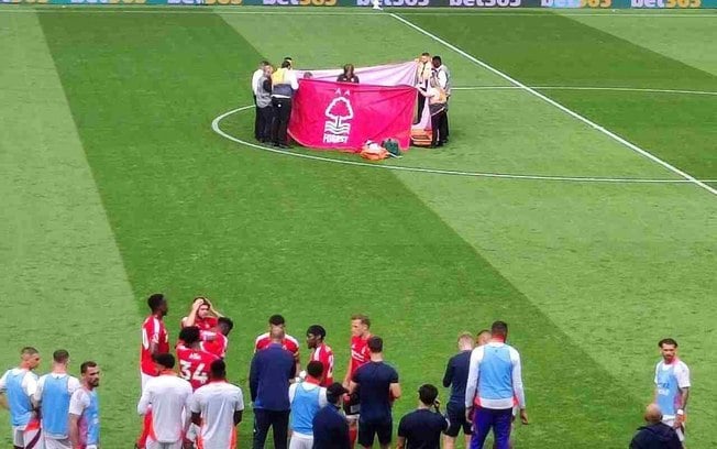 Danilo sofre lesão e sai de campo chorando, após dividida aérea na primeira rodada do Inglês 