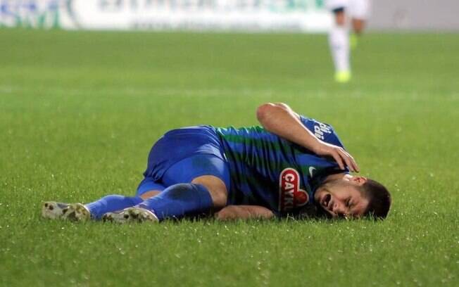 Jogador marroquino El Kabir quebrou a perna depois de passar um perrengue para estar na partida