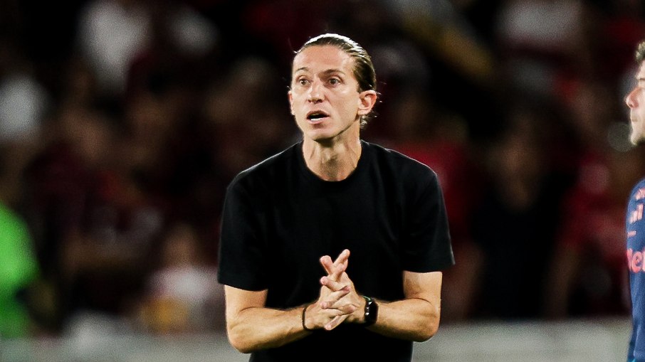 Filipe Luís gesticula em Flamengo x Cruzeiro