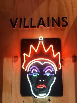 luminaria de parede com imagem da personagem rainha ma da branca de neve