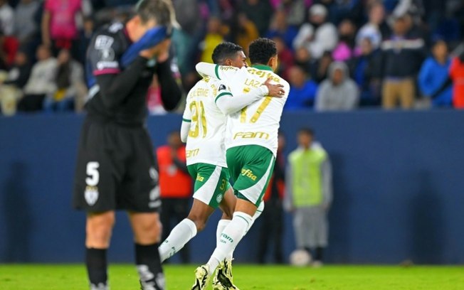 Luis Guilherme (esq.) comemora o gol da vitória do Palmeiras contra o Independiente del Valle pela Copa Libertadores em 24 de abril de 2024, em Quito