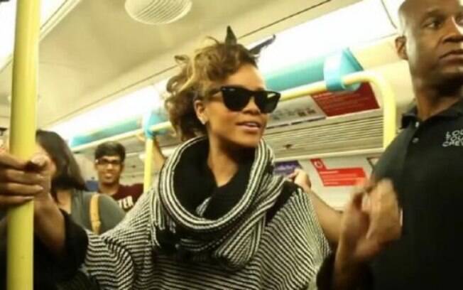 Rihanna foi vista pegando o metrô em Londres