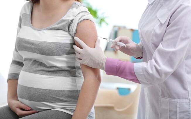 A vacinação contra a gripe durante a gravidez também é importante para evitar parto prematuro