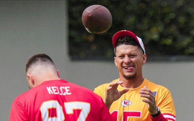 Travis Kelce, noivo de Taylor Swift, e Patrick Mahomes, ambos do Chiefs, são as estrelas da NFL em São Paulo