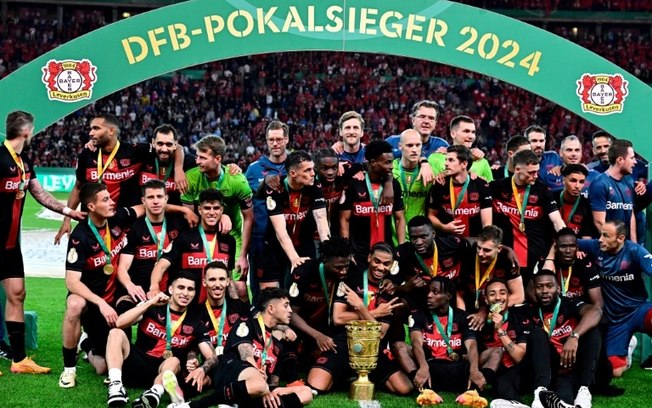 Jogadores do Leverkusen comemoram com o troféu da Copa da Alemanha após a vitória por 1 a 0 sobre o Kaiserslautern neste sábado, em Berlim