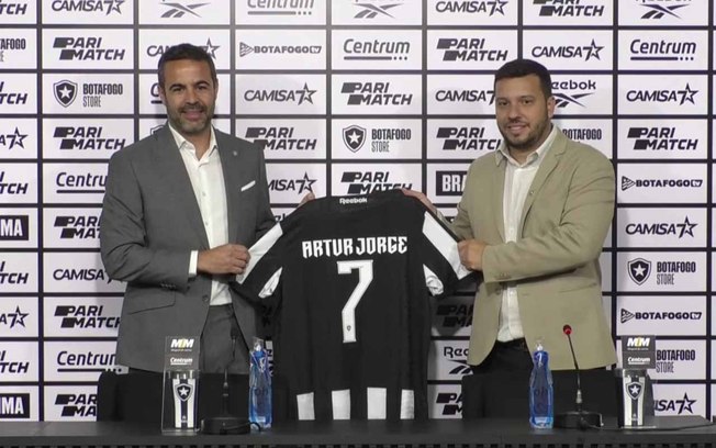 Artur Jorge foi apresentado ao lado de Alessandro Britto, head scout do Botafogo 