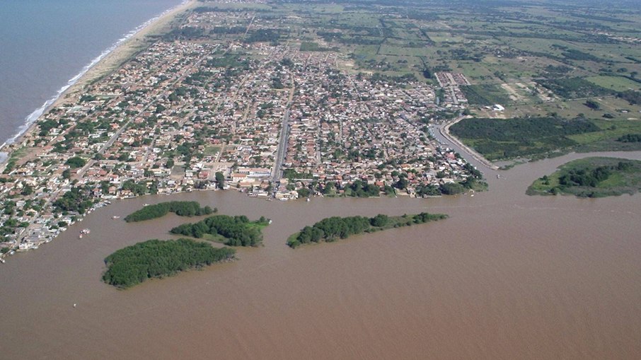 Panorama do rio Paraíba do Sul, que também avança sobre Atafona Panorama do rio Paraíba do Sul, que também avança sobre Atafona
