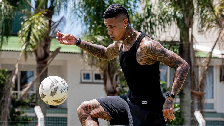 Sem clube, Alef Manga faz pré-temporada em meio a sondagens