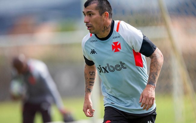 Vasco terá retornos de Medel e Paulinho contra o Flamengo