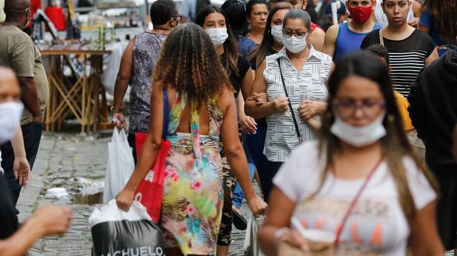Parte dos moradores do Rio de Janeiro continuaram usando máscaras mesmo após a flexibilização
