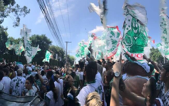 Mancha Alvi Verde, maior organizada do Palmeiras, comparece ao CT do clube para apoiar time antes de final