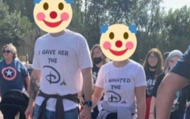 Casal usou camisetas de duplo sentido na Disney