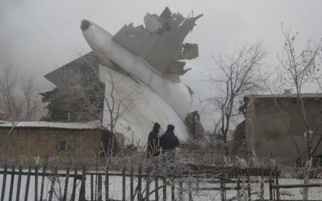 Avião caiu a cerca de 2 quilômetros da pista de pouso entre as casas do vilarejo Dacha-Suu, no Quirguistão