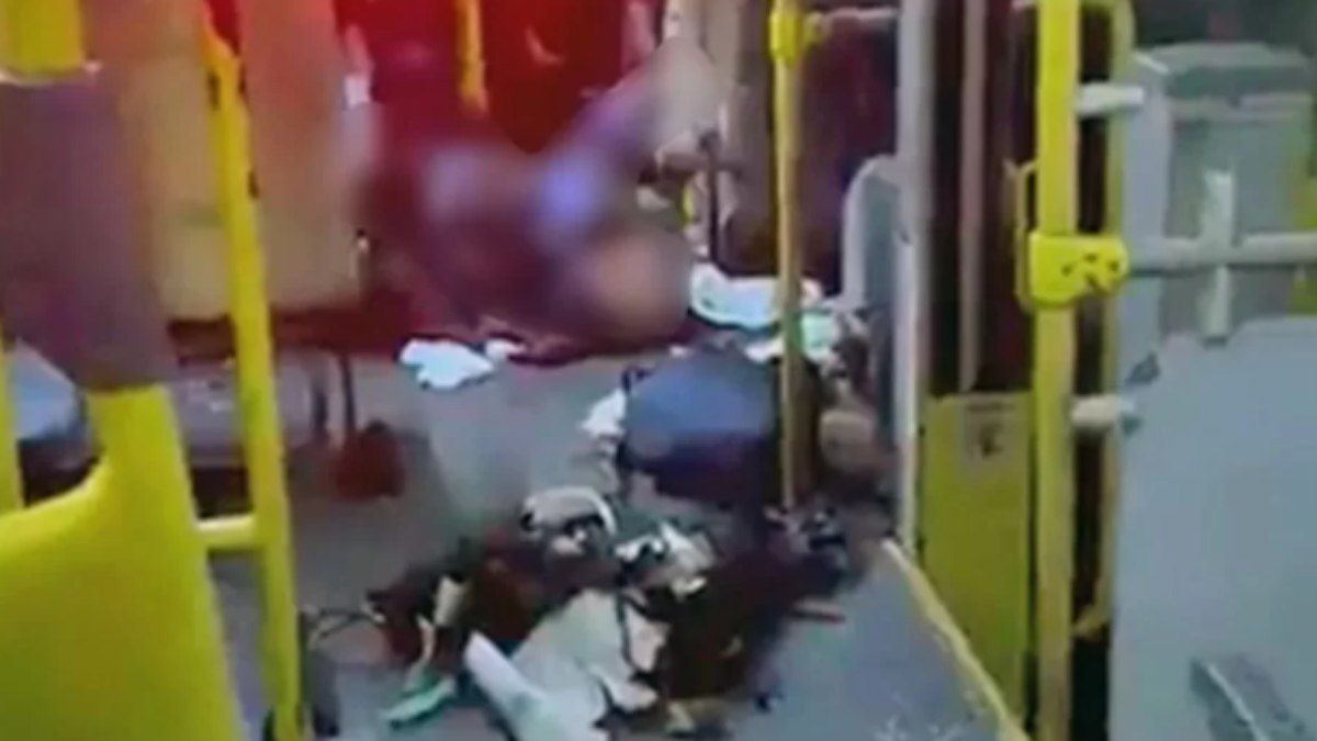 Ônibus em que o artefato explosivo foi lançado