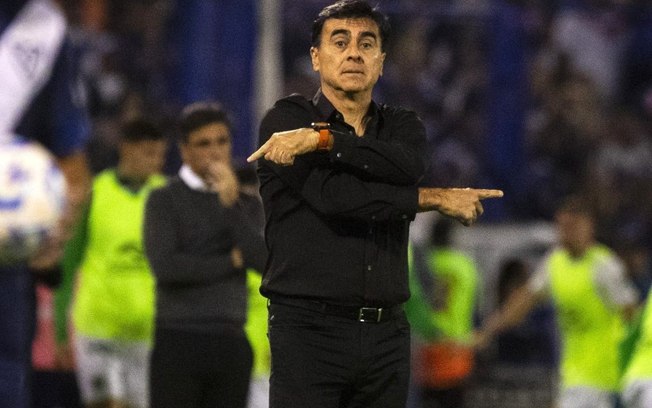 Sem resposta de Castro, Santos busca outra alternativa para técnico Sem resposta de Castro, Santos busca outra alternativa para técnico