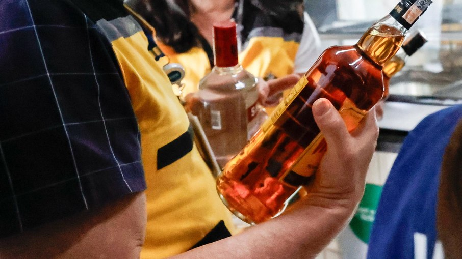 Casos de intoxicação por metanol em bebidas adulteradas Casos de intoxicação por metanol em bebidas adulteradas