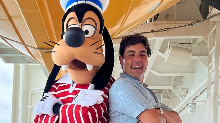 Bruno De Luca e o Pateta a bordo do Disney Magic