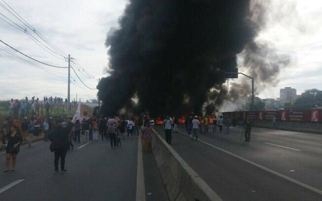 Frentes sindicais bloquearam Via Dutra com pneus queimados em Guarulhos, na Grande SP
