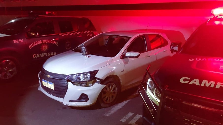 Suspeitos foram presos dentro do carro roubado pela Guarda Municipal