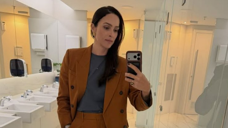 Indireta? Esposa de Juliano Cazarré reage a ataques contra o ator