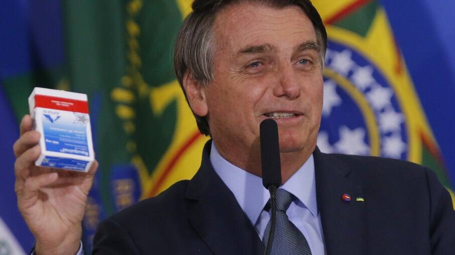 Bolsonaro exibe caixa de cloroquina; presidente sempre fez lobby pelo uso do fármaco, mesmo com diversos estudos comprovando que este não tem eficácia para tratar Covid-19, além de causar diversos efeitos colaterais