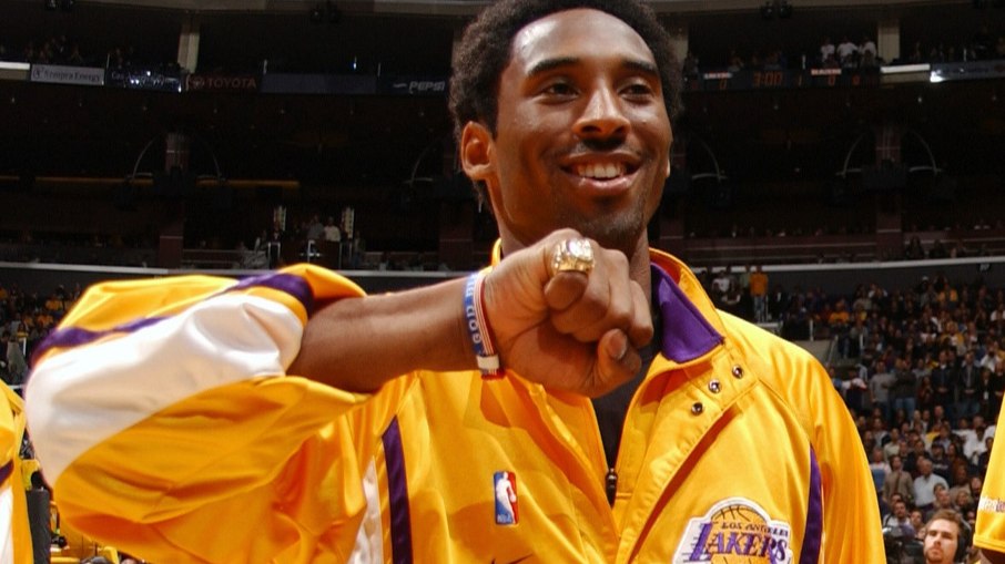 Kobe conquistou seu primeiro título da NBA em 2000, fazendo grande parceria com Shaq