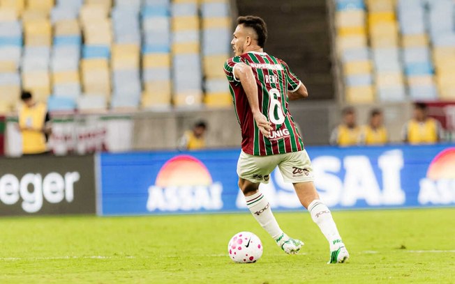 Renê em ação com a camisa do Fluminense diante do Santos