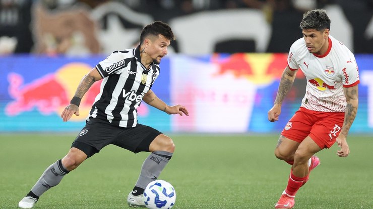Botafogo bate Bragantino em 1ª vitória de Ancelotti no Niltão