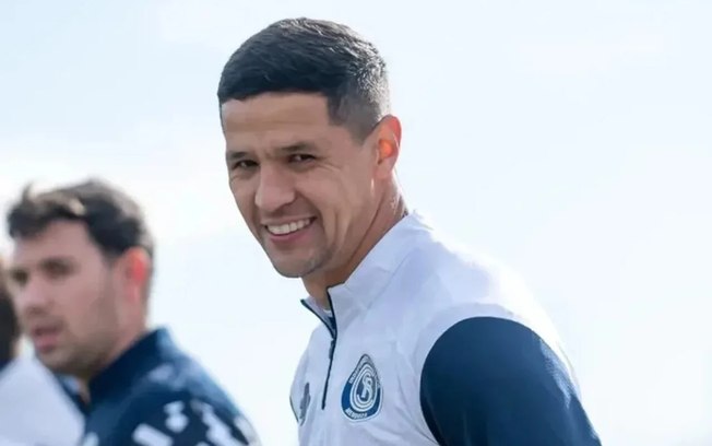Direção quer novo camisa 9 para os clássicos contra o Grêmio