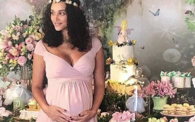 Atriz Débora Nascimento está grávida de Bella, sua primeira filha, e comemorou em um chá de bebê neste final de semana