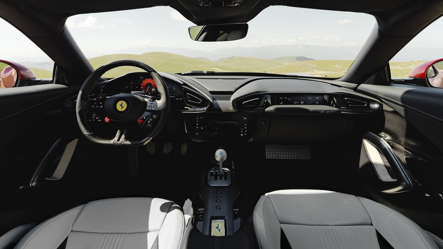 Cabine da Ferrari 12Cilindri Manuale traz alavanca em H e pedal de embreagem sem ligação mecânica direta