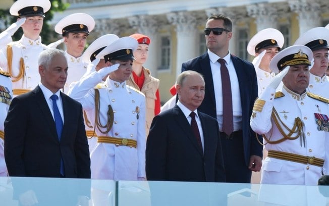 Vladimir Putin (centro) preside  o desfile naval do Dia da Marinha da Rússia, em São Petersburgo