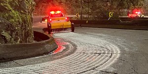 Após nevasca, meia tonelada de sal é jogada em pista de SC; veja