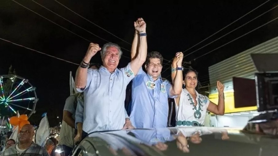 O ex-presidente Collor (esquerda) ao lado do sobrinho, de mesmo nome, e de Thereza, mãe do candidato