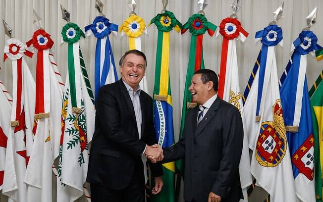 Bolsonaro e Mourão: o vice-presidente afirmou que o auxílio emergencial aumentou a popularidade do governo